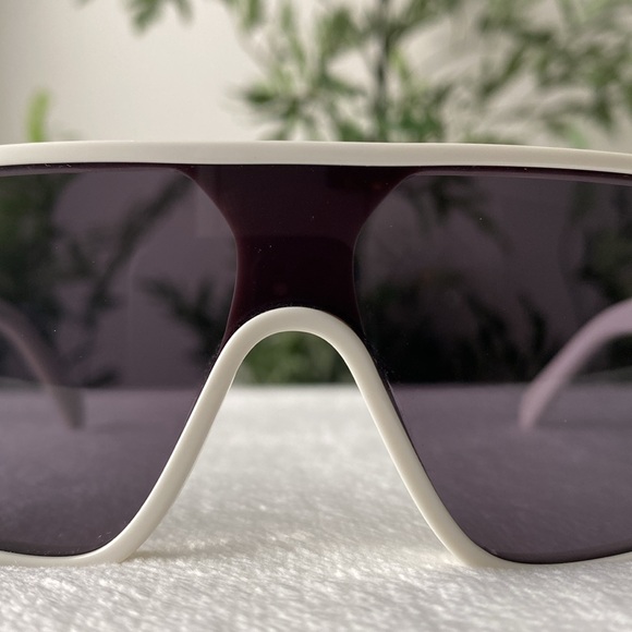 Celine Mask/Shield Wraparound Sunglasses (CL40195I, White/Smoke) - Picture 10 of 16